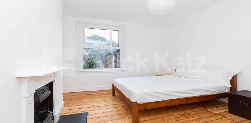 			TWO DOUBLE PLUS STUDY!, 2 Bedroom, 1 bath, 1 reception Flat			 Barratt Avenue, Alexandra Palace